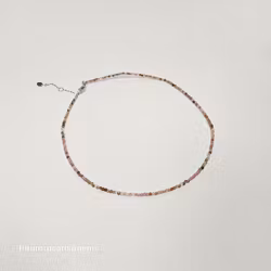 Halsband med fasettslipad 2-3 mm flerfärgad turmalin