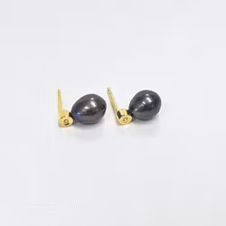 Gröna droppformade pärlor 8 mm på förgyllt silverstift