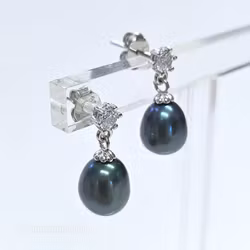 Örhängen med gröna 8 mm pärlor på nickelfritt silverstift