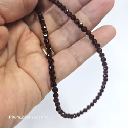 Halsband med rund fasettslipad 4,5 mm granat