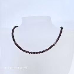 Halsband med fasettslipade rondeller 4 mm granat