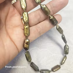 Halsband med gröna avlånga pärlor och förgyllt silverlås