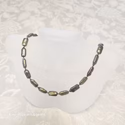 Halsband med gröna avlånga pärlor och förgyllt silverlås