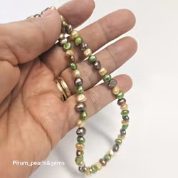 Halsband med små gröna, bruna och guldfärgade pärlor