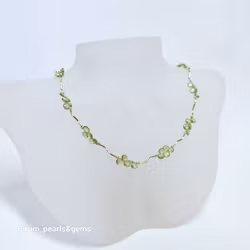 Halsband med briolettslipad peridot och förgyllda silverbågar