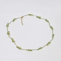Halsband med briolettslipad peridot och förgyllda silverbågar