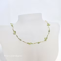 Halsband med pärlor, briolettslipad peridot och förgyllda silverbågar