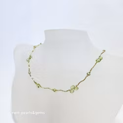 Halsband med pärlor, briolettslipad peridot och förgyllda silverbågar