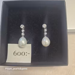 Örhängen med vit sötvattenpärla, silverstift med cubic zircon