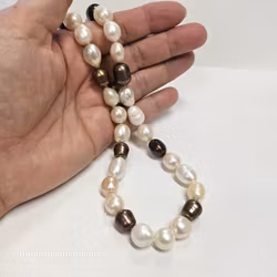 Halsband med natur- och infärgade stora pärlor och magnet silverlås