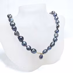 Pärlhalsband med vackra 8-10 mm blå pärlor med justerbart silverlås