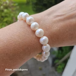 Armband med STORA vita pärlor på resår