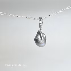 Silvergrå regnbågsfärgad barockpärla på låsbart silverhänge