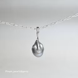 Silvergrå regnbågsfärgad barockpärla på låsbart silverhänge