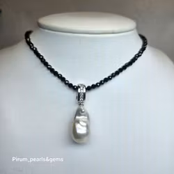 Stor vit barockpärla på elegant silverhänge