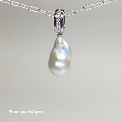 Stor vit barockpärla på elegant silverhänge