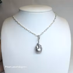 Silvergrå regnbågsfärgad barockpärla på låsbart silverhänge