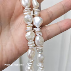 Halsband med vita pärlor 11-13 mm och stort lås