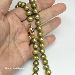 Halsband med limegröna pärlor och förgyllt silverlås