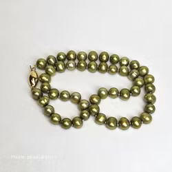 Halsband med limegröna pärlor och förgyllt silverlås