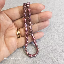 Halsband med röda ojämna pärlor och vackert silverlås
