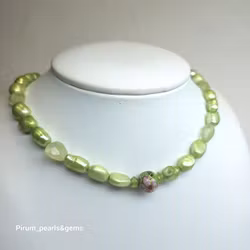 Halsband med gröna pärlor, phrenitstenar, cloisonnepärla och förgyllt silverlås