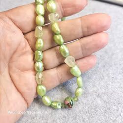 Halsband med gröna pärlor, phrenitstenar, cloisonnepärla och förgyllt silverlås