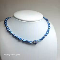 Halsband med blå pärlor, hematit, cloisonnepärla och förgyllt silverlås