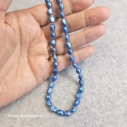 Halsband med handknutna kornblå pärlor