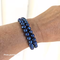 Armband med klarblå pärlor på resår