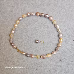 Halsband med naturfärgade metallic pärlor 11-12 mm