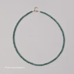 Halsband med malakit 4 mm med förgyllt silverlås