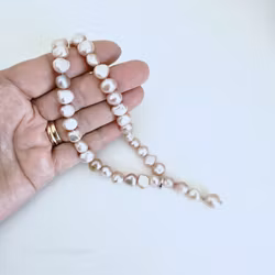 Pärlhalsband med vackra 8-10 mm rosa pärlor med justerbart silverlås