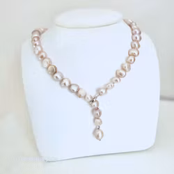 Pärlhalsband med vackra 8-10 mm rosa pärlor med justerbart silverlås