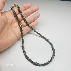 Halsband med gröna pärlor och förgyllt magnet silverlås