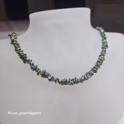 Halsband med gröna pärlor och förgyllt magnet silverlås