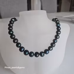 Pärlhalsband med stora gröna pärlor och magnetlås i förgyllt silver