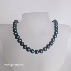 Halsband med gröna pärlor och förgyllt silverlås