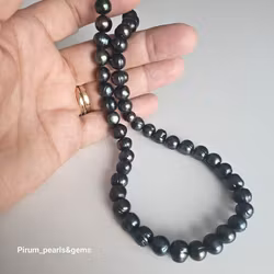 Halsband med gröna pärlor och förgyllt silverlås