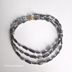 Halsband med gröna avlånga pärlor och förgyllt silverlås