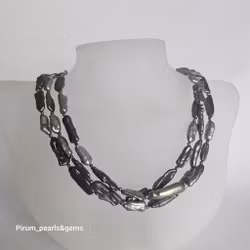 Halsband med gröna avlånga pärlor och förgyllt silverlås