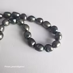 Halsband med handknutna ljusgröna pärlor