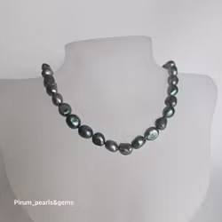 Halsband med handknutna ljusgröna pärlor