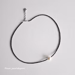 Halsband med svart spinell och stor vit pärla
