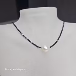 Halsband med svart spinell och stor vit pärla