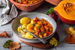 Vegansk pumpagulasch med paprika tillagad i en lergryta från Römertopf