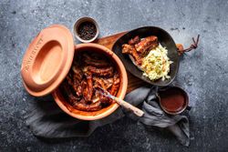 BBQ vinbärs-ribs med coleslaw blir gott i en lergryta från Römertopf
