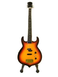 Gene Simmons sunburst bass replika.