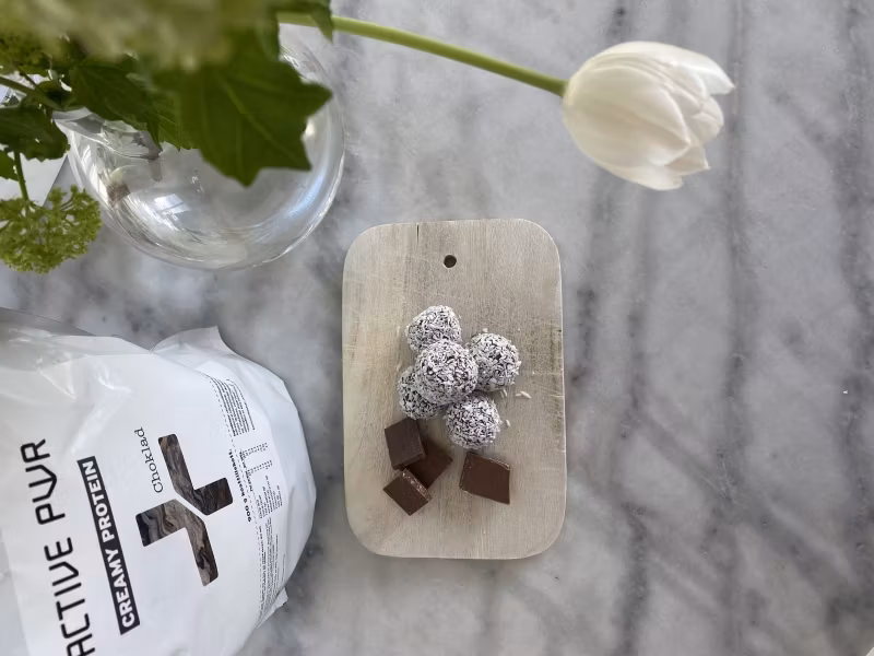 Energibollar med mandel, jordnötssmör och choklad
