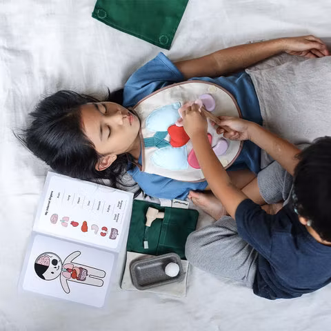 Lilla kirurgen - PlanToys - Bucklig Förpackning